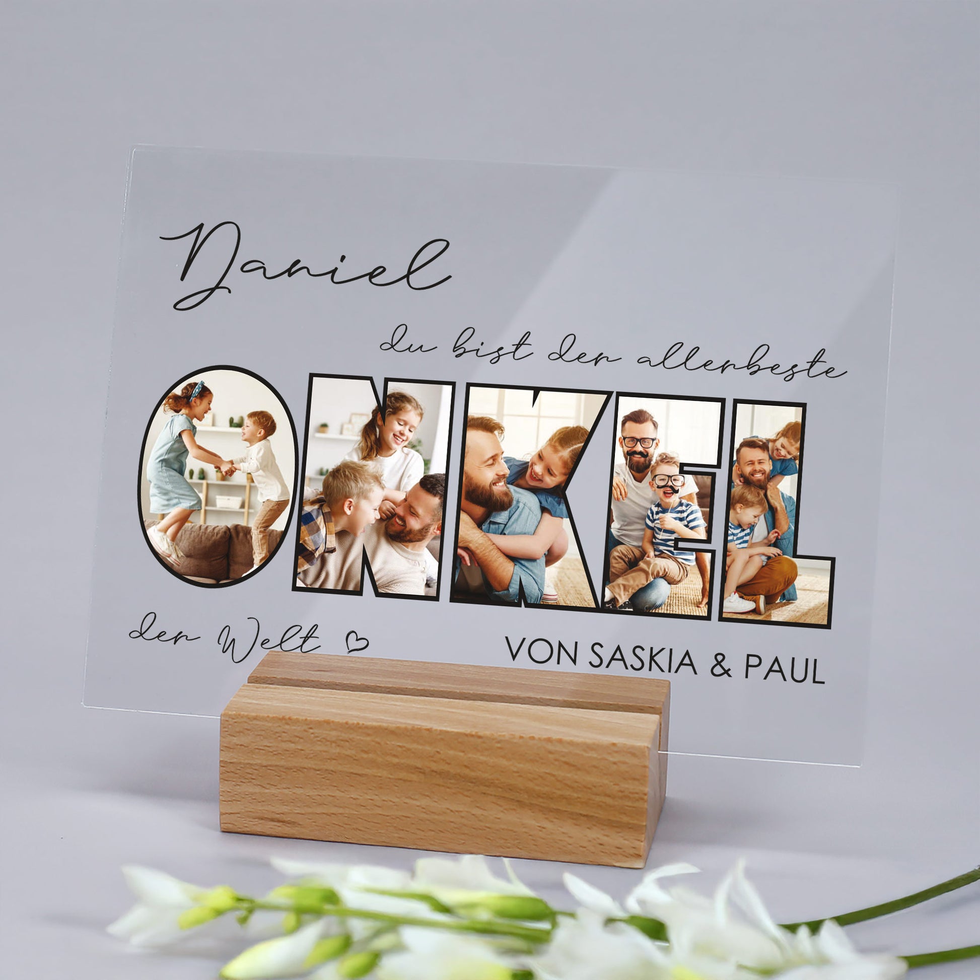 Acrylbild mit Fotos und Wunschtext, dekorativ aufgestellt mit Blume im Vordergrund