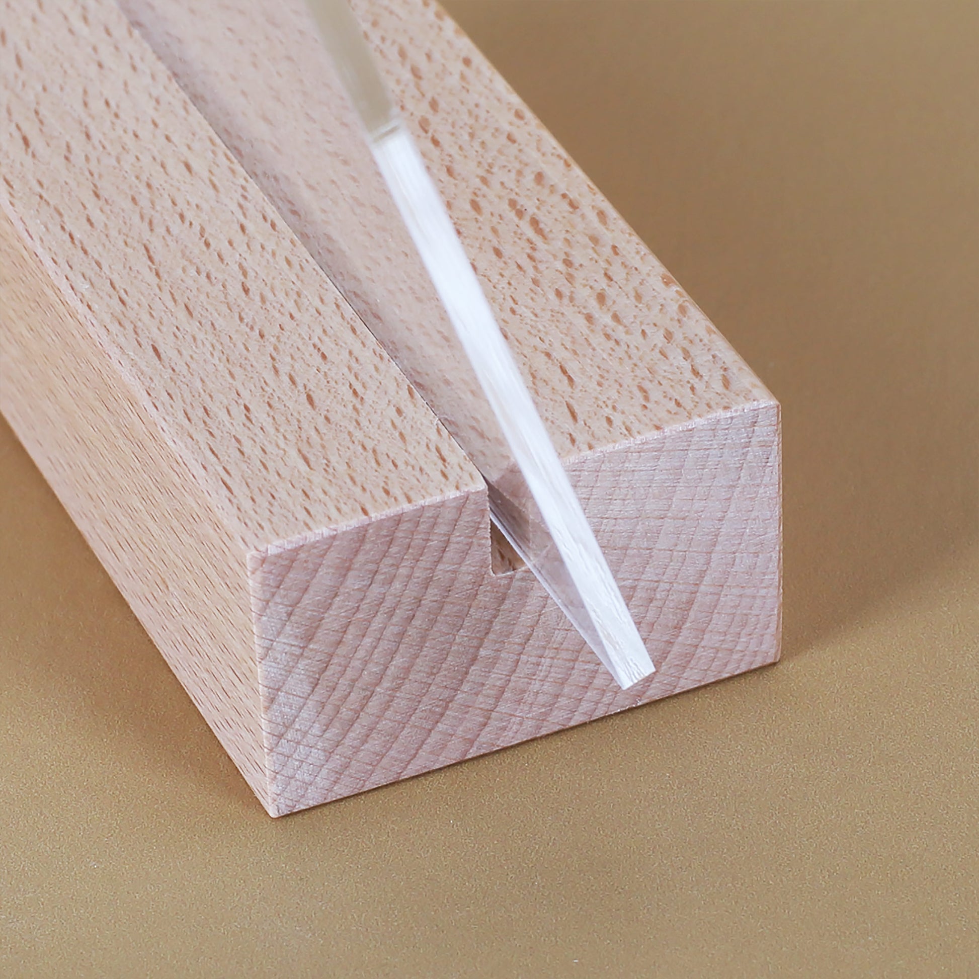 Detailaufnahme des Holzsockels mit eingesetzter Acrylglasplatte