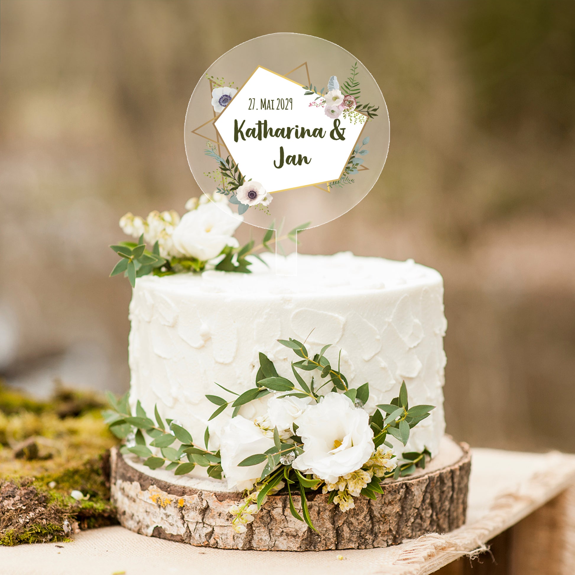Personalisierter Caketopper Hochzeit aus Acryl mit Namen und Datum auf dekorierter Hochzeitstorte mit Blumen