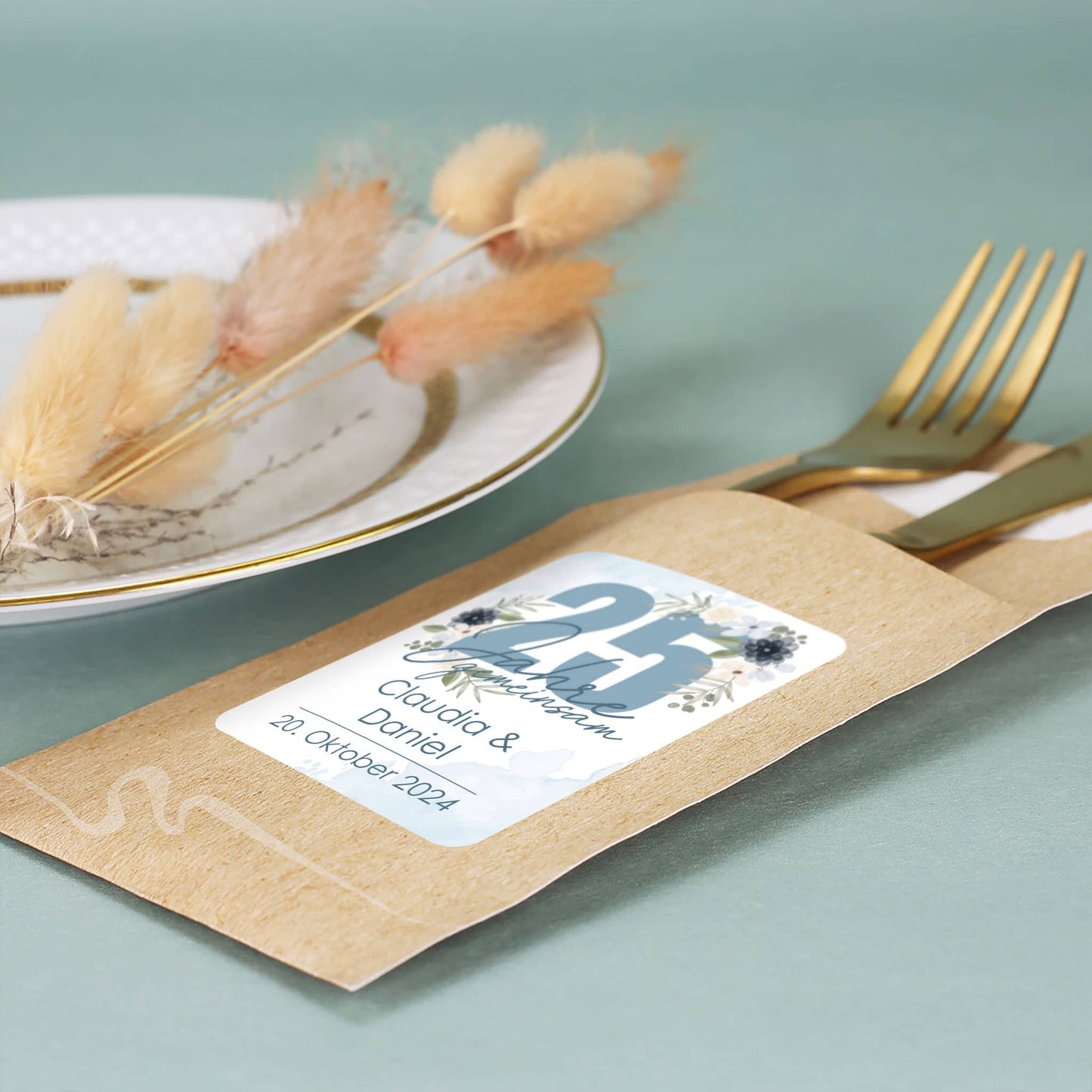 Serviettenhülle in Seitenansicht mit Besteck als Hochzeitsdeko