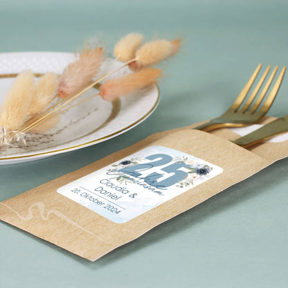 Serviettenhülle in Seitenansicht mit Besteck als Hochzeitsdeko