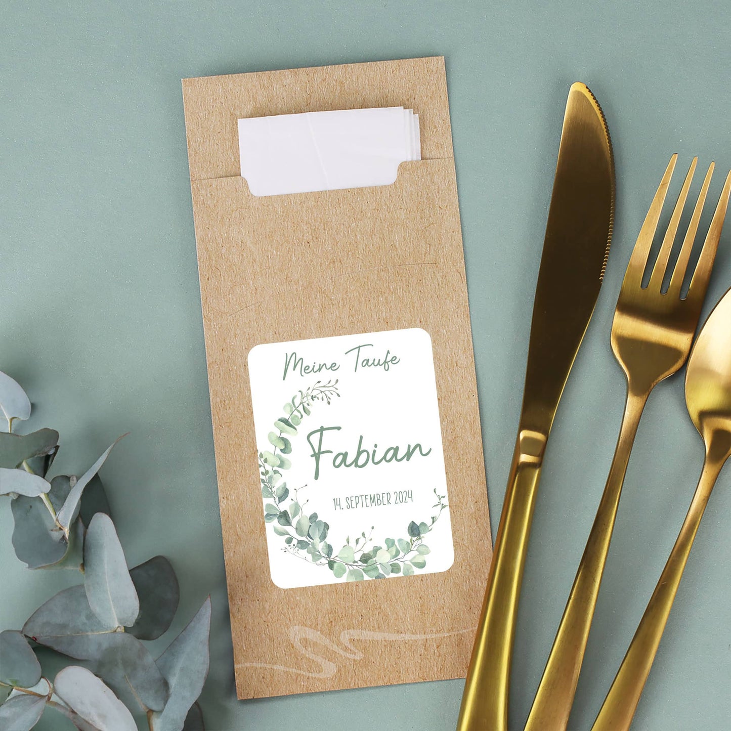 Serviettentüte mit Besteck zur Taufe als Dekoration