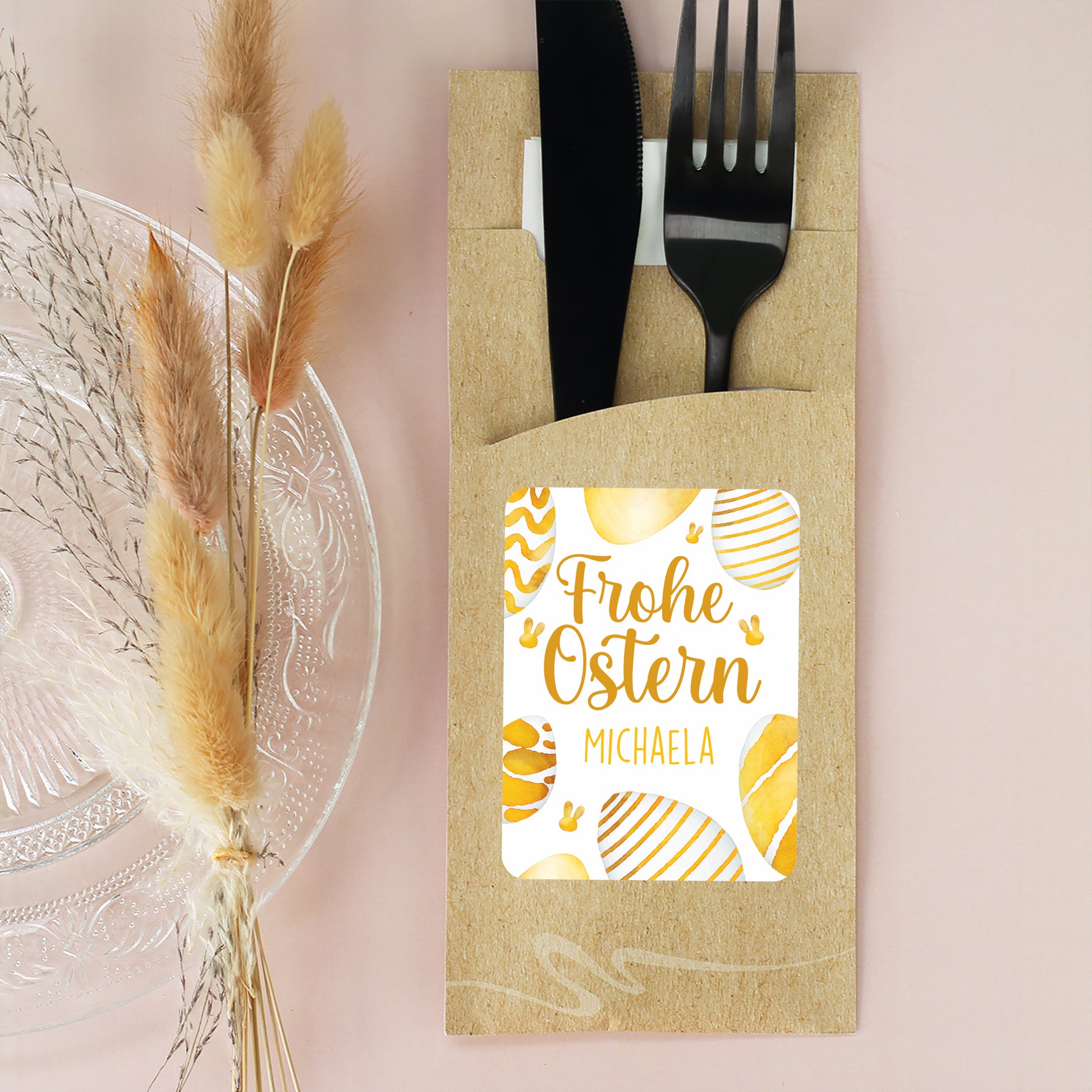 Personalisierte Bestecktasche mit Ostereier-Motiv und Name Michaela auf gedecktem Tisch