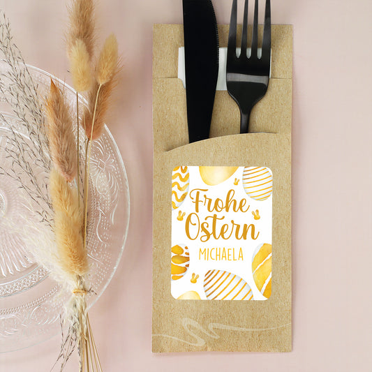 Personalisierte Bestecktasche mit Ostereier-Motiv und Name Michaela auf gedecktem Tisch