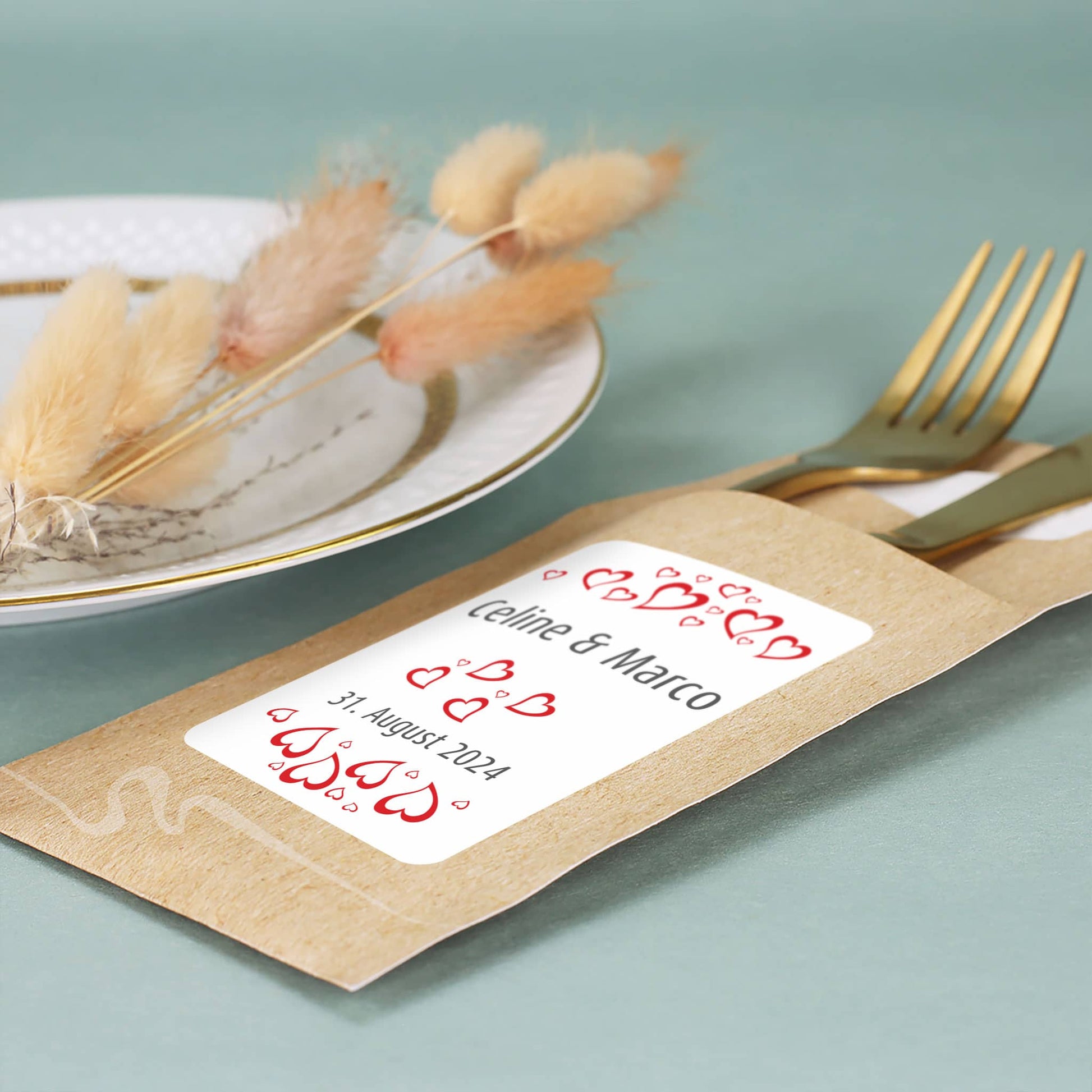 Seitenansicht der Besteckaufbewahrung mit Herzchenmotiv 