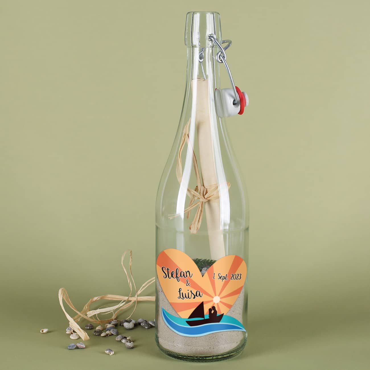 Gefüllte Flaschenpost mit Segelboot zum Sonnenuntergang und Ihren Wunschangaben