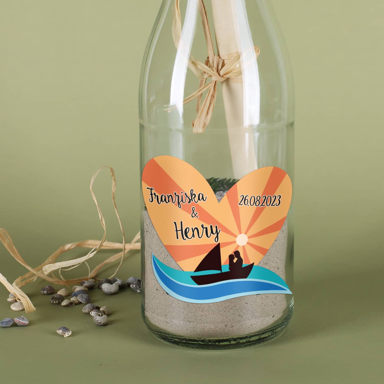 Flaschenpost mit Füllung und romantischen Aufkleber zur Hochzeit