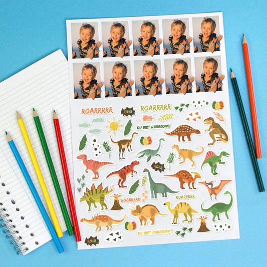Personalisiertes Stickerset mit Foto-Aufklebern und bunten Dinosaurier-Motiven