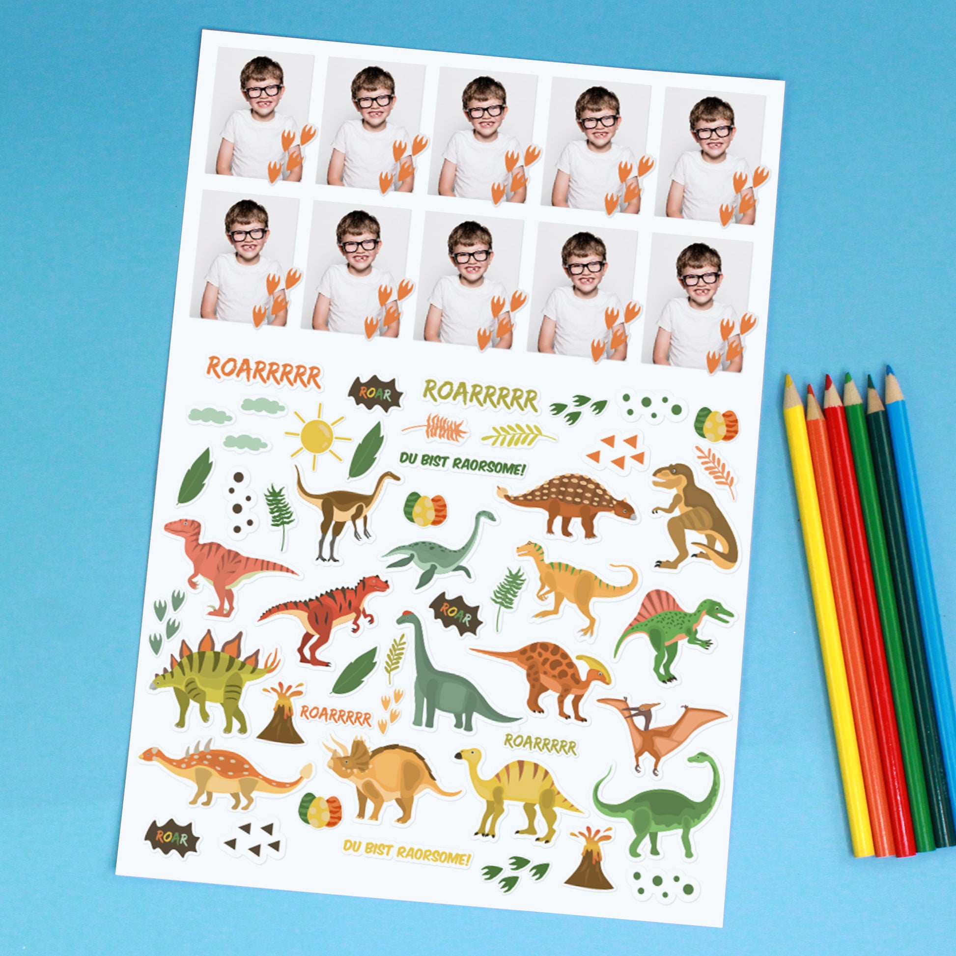 Stickerbogen mit 10 Fotostickern und Dino-Motiven wie T-Rex, Fußabdrücken und Vulkanen