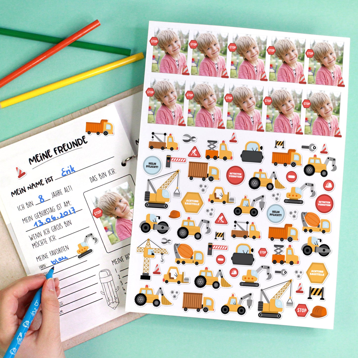 Freundebuch mit eingeklebten Baustellenstickern und Fotoaufklebern mit rotem STOP-Zeichen