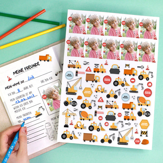 Freundebuch mit eingeklebten Baustellenstickern und Fotoaufklebern mit rotem STOP-Zeichen