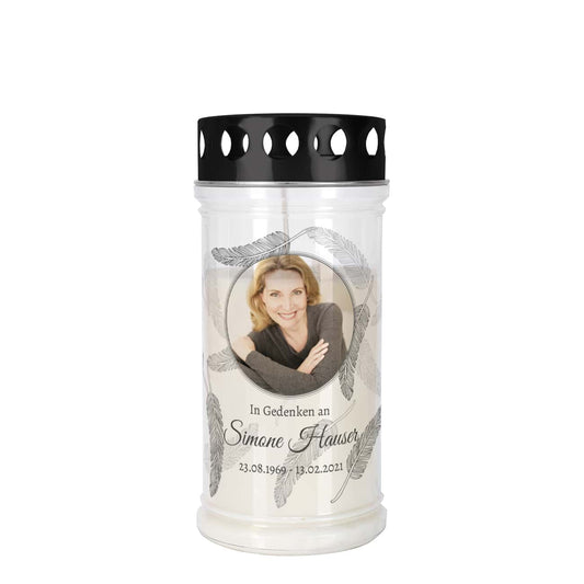 Grablicht in zwei verschiedenen Größen mit Foto, Name und Datum personalisiert