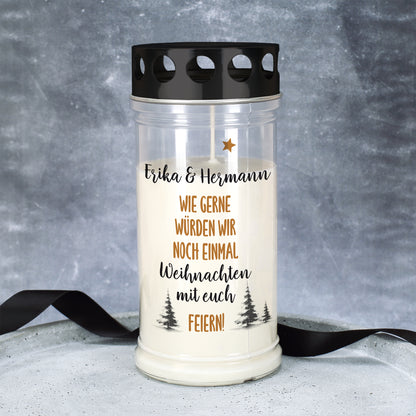 Großes Grablicht Weihnachten personalisiert mit „Erika & Hermann“, dekoriert vor grauem Hintergrund