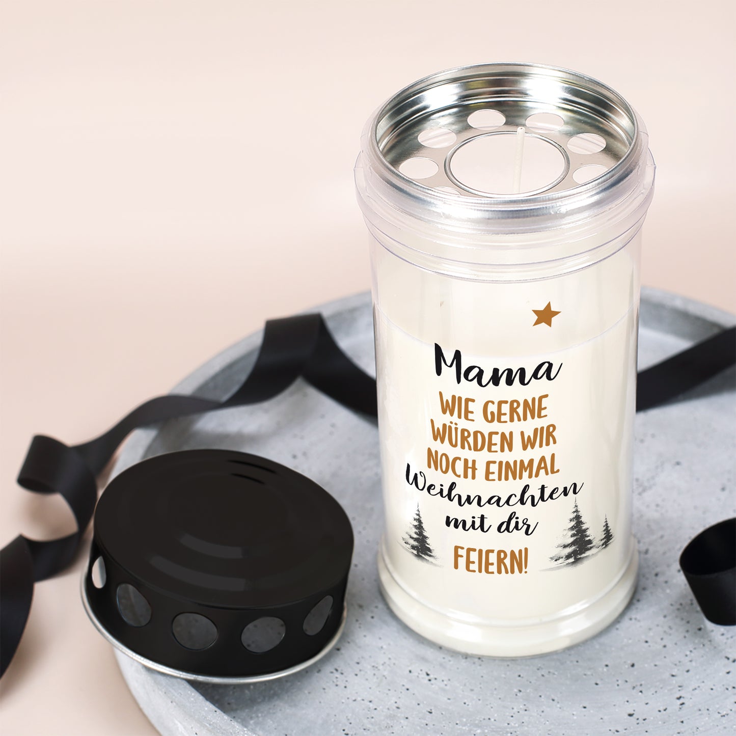 Weihnachts-Grablicht mit dem Text „Mama – Wie gerne würden wir noch einmal Weihnachten mit dir feiern!“ ohne Deckel auf grauer Schale