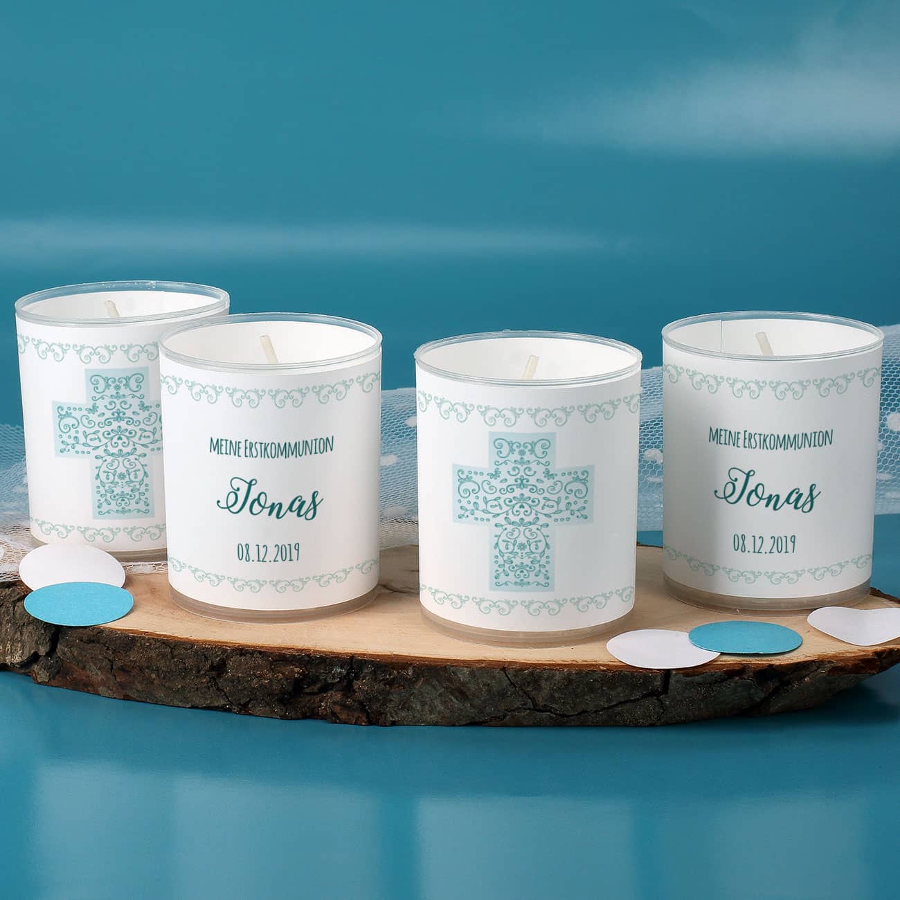 Vier Kerzen als Tischdekoration zum Kommunion