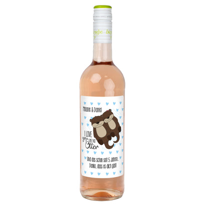 Roséweinflasche mit Otter-Paar auf dem Etikett, Herzchen-Hintergrund, Liebeswein, personalisiert