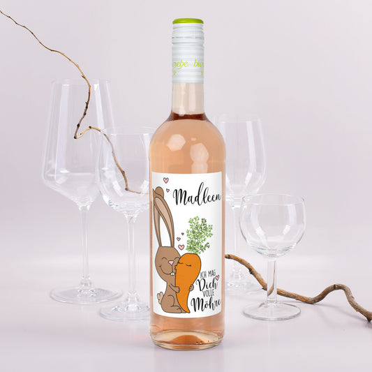 Personalisierte Roséwein-Flasche mit Hase und Möhre Motiv, Aufschrift „Ich mag Dich volle Möhre“ und Name Madleen
