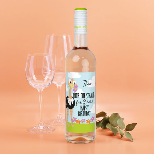 Geburtstagsweinflasche mit Straußen-Etikett, Name Theo, Roséwein, Blumen und Wolkenmotiv
