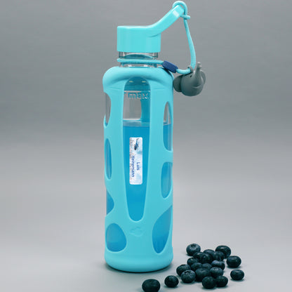 Kleiner Polizei Namensaufkleber mit Name auf blauer Trinkflasche mit Silikonhülle
