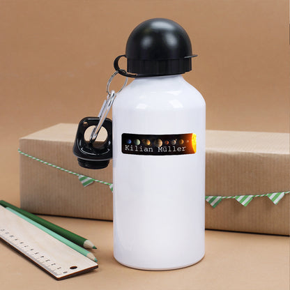 Weiße Trinkflasche mit personalisiertem Weltraum Namensaufkleber, Planeten Motiv und Name Kilian Müller