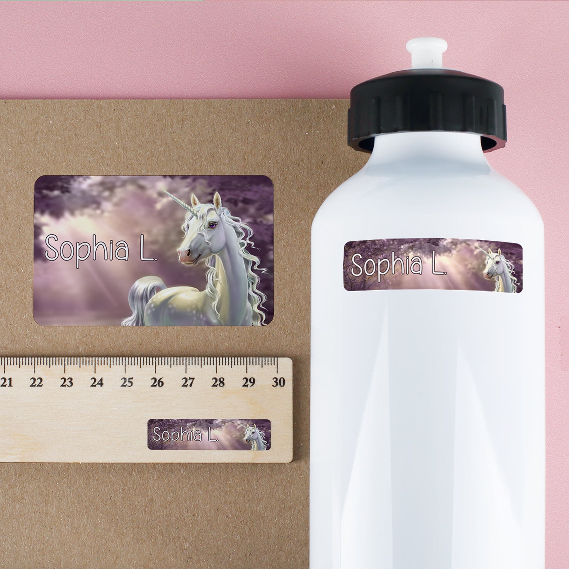 Personalisierte Namensaufkleber mit Einhorn Motiv und Name Sophia L. auf Trinkflasche, Lineal und Heftuntergrund