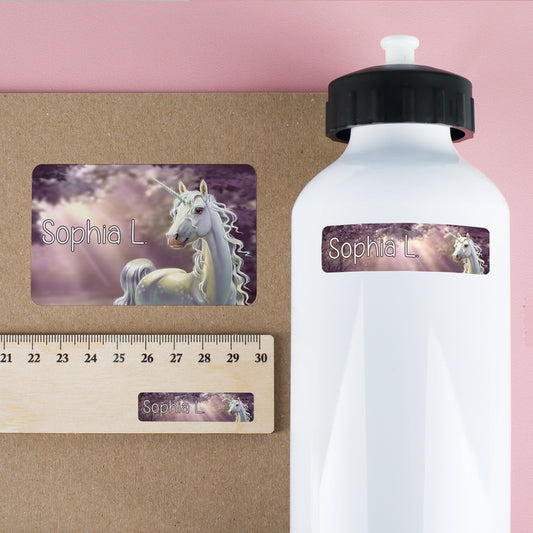 Personalisierte Namensaufkleber mit Einhorn Motiv und Name Sophia L. auf Trinkflasche, Lineal und Heftuntergrund