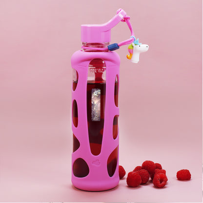 Trinkflasche mit pinker Hülle und kleinem Einhorn Namensaufkleber mit Name Theresa