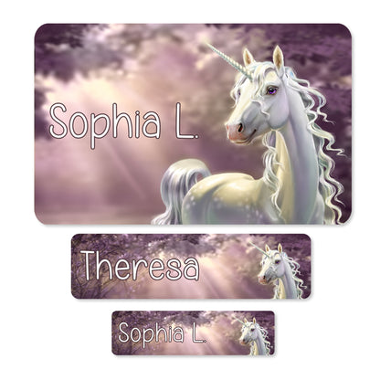 Übersicht der drei Aufklebergrößen mit Einhorn Motiv, rosa Lichtstimmung und personalisierten Namen Sophia L. und Theresa