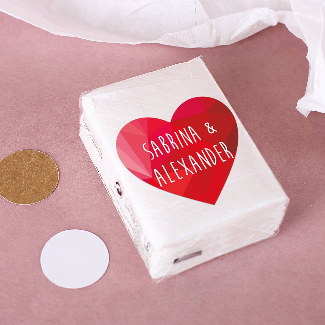 Taschentuch-Verpackung mit 10 Taschentüchern und persönlichem Herzaufkleber zur Hochzeit