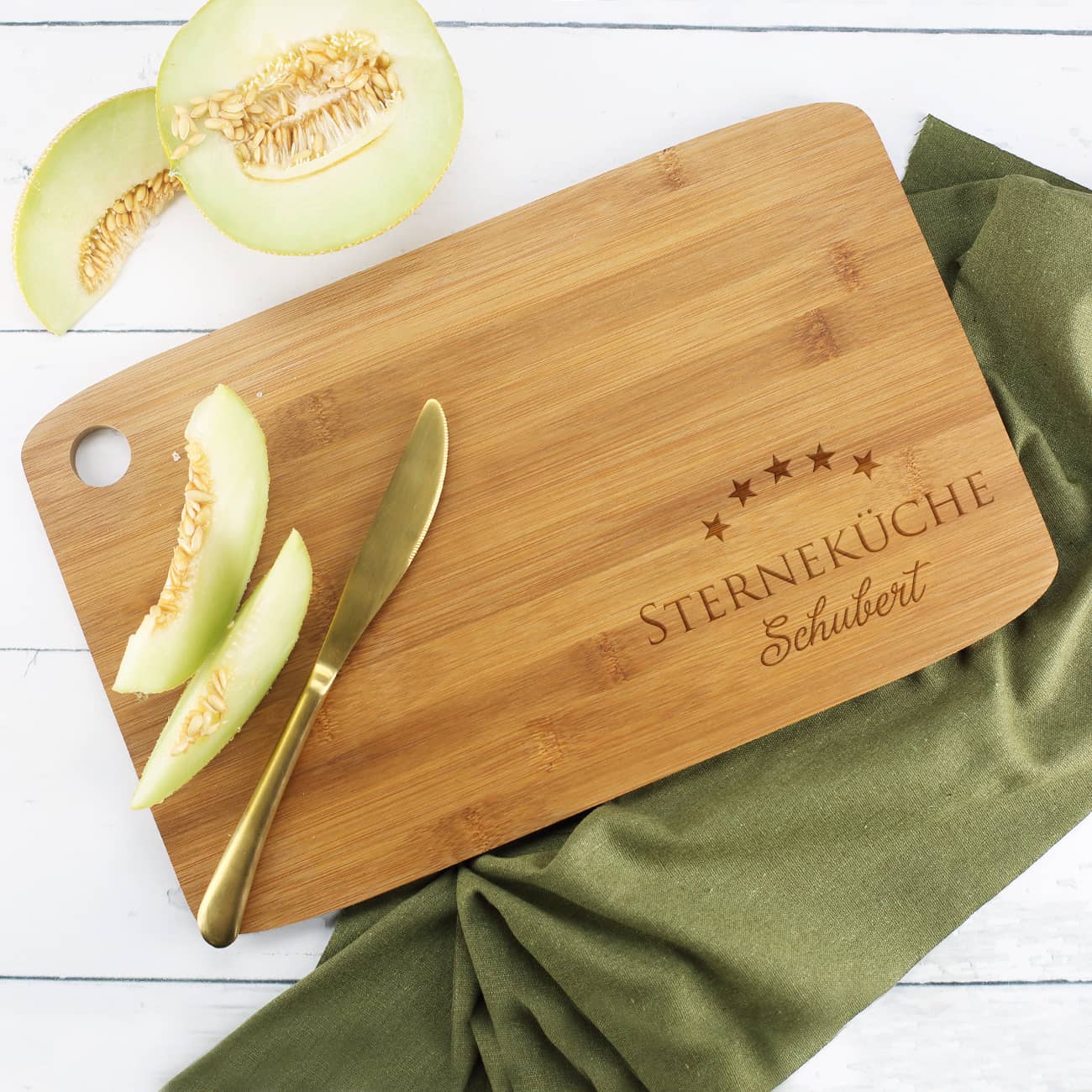 Drei verschieden große Bambusbrettchen im Set mit Sterneküche Motiv und Name graviert