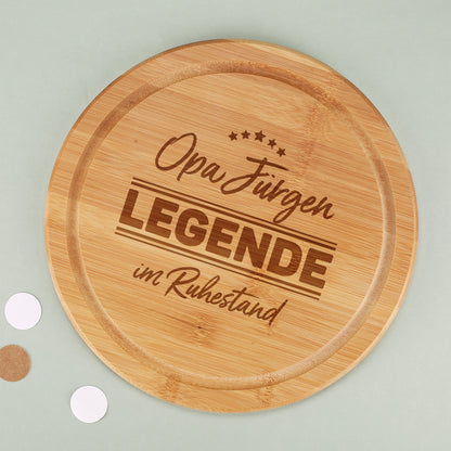 Personalisiertes Bambus Schneidebrett mit Gravur „Opa Jürgen – Legende im Ruhestand“ und umlaufender Saftrille