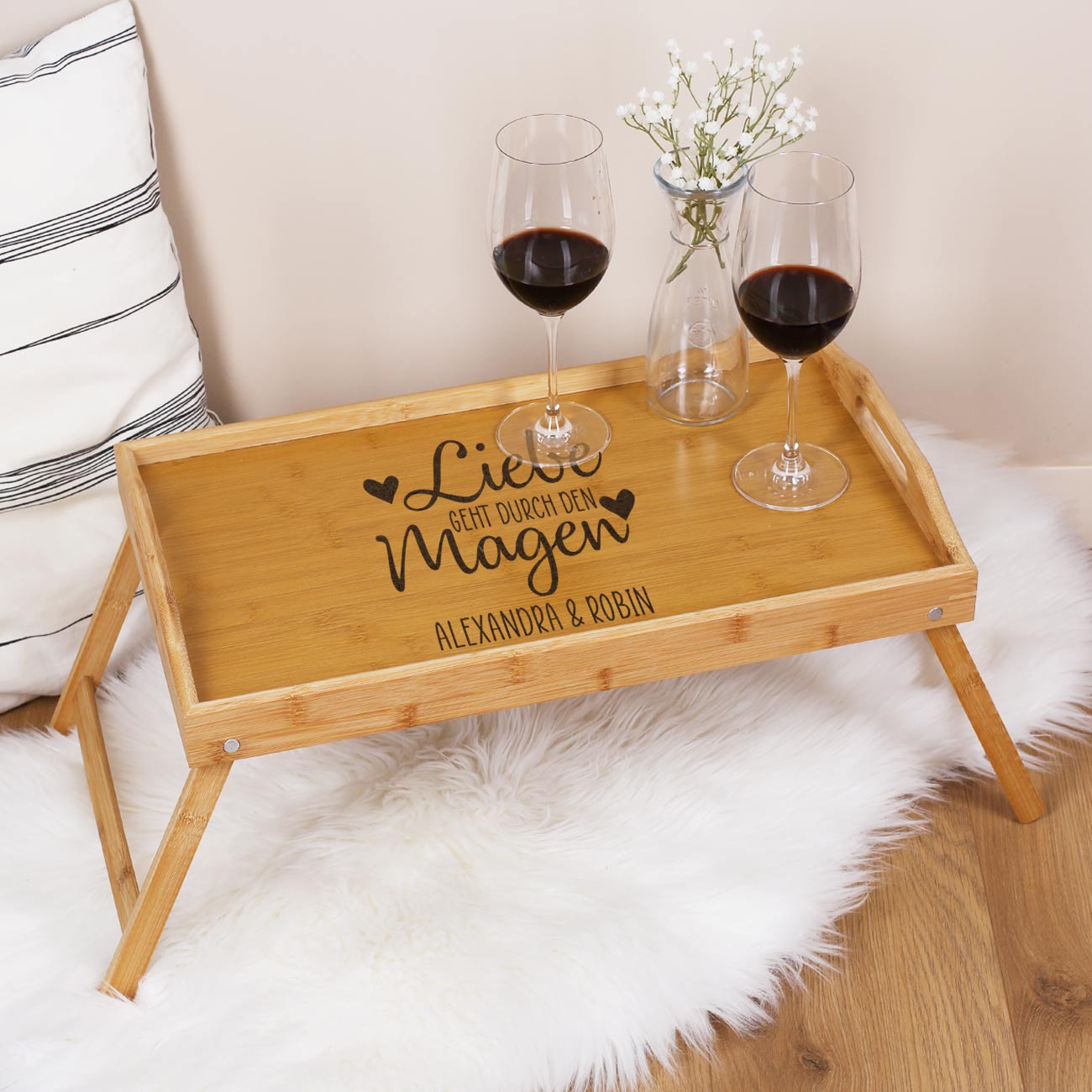 Liebe geht durch den Magen - Bambustisch mit Namensgravur