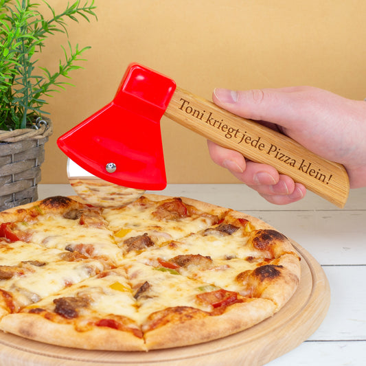 Personalisierter Pizzaschneider in Axtform mit Gravur | Pizzamesser mit Bambusgriff & Wunschtext