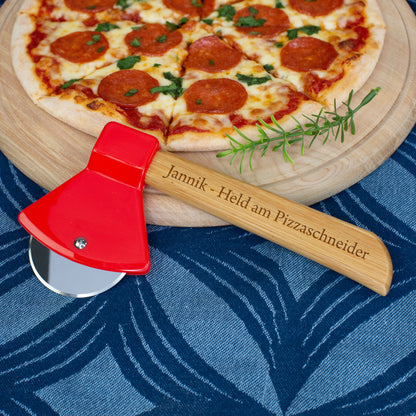 Personalisierter Pizzaschneider in Axtform mit Gravur | Pizzamesser mit Bambusgriff & Wunschtext