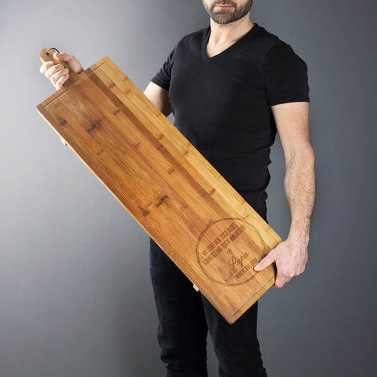 1 Meter Bambusbrett - Wo Liebe den Tisch deckt - mit zwei Wunschtextzeilen graviert