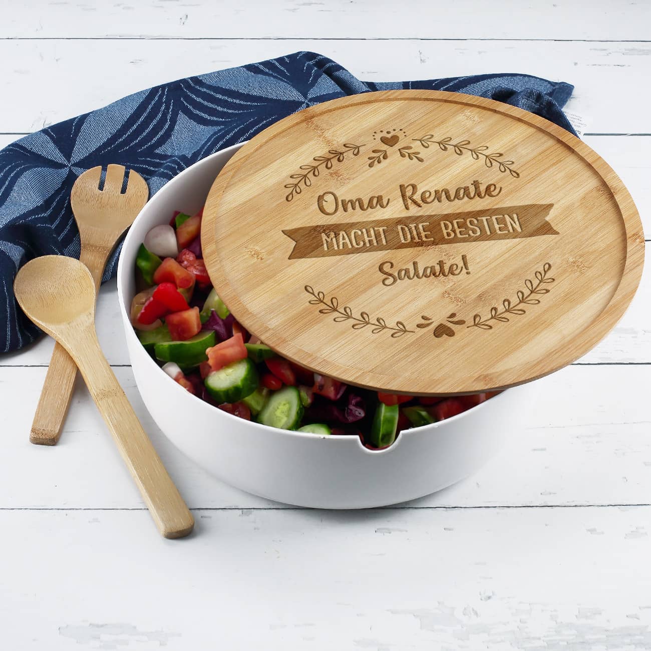 Salatschüssel mit Gravur auf dem Deckel