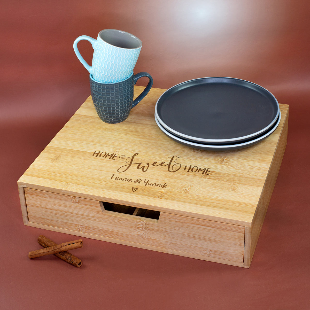 Personalisierter Bambus Organizer mit Home Sweet Home Gravur und Wunschtext als Ablage für Tassen und Teller
