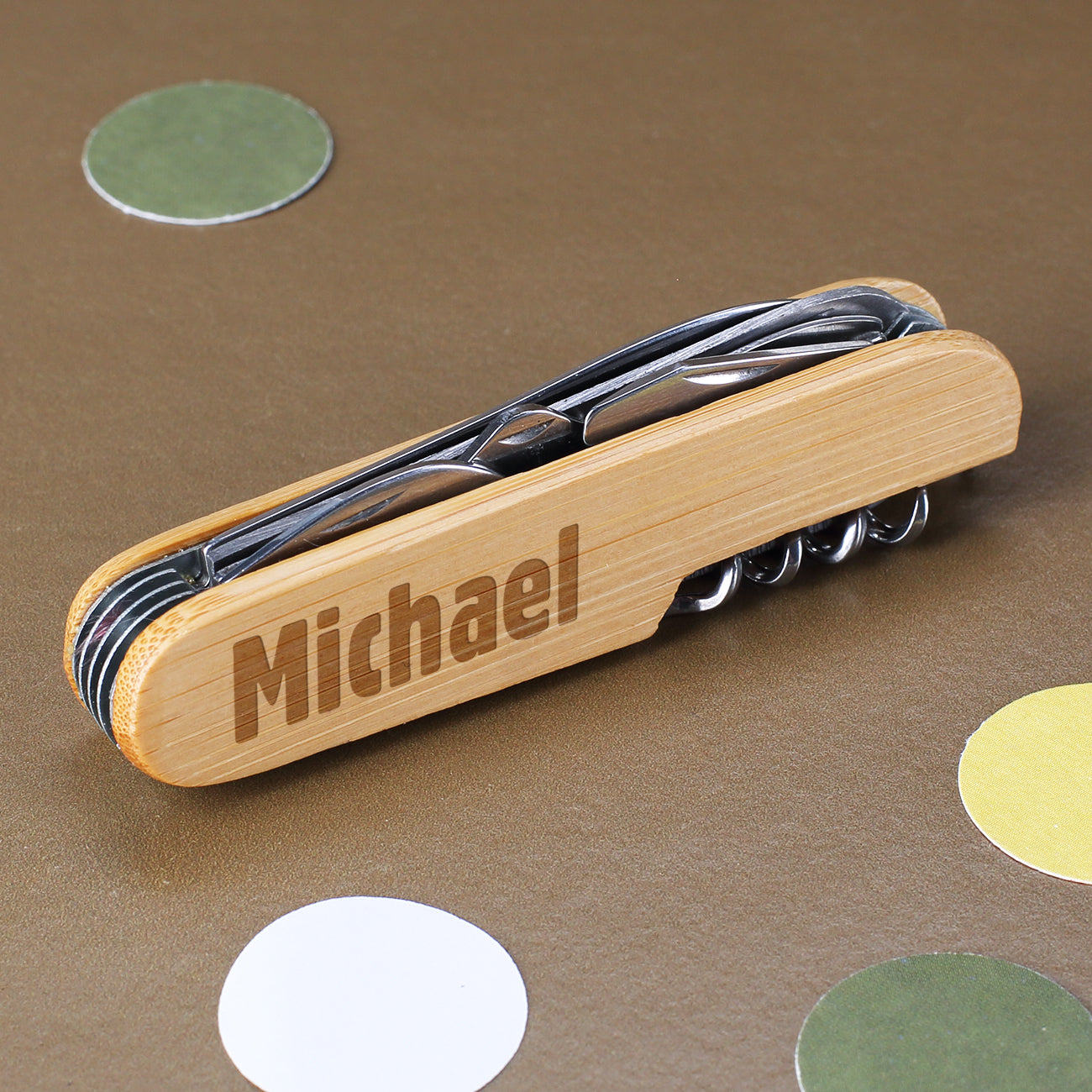 Namensgravur auf Bambusholz