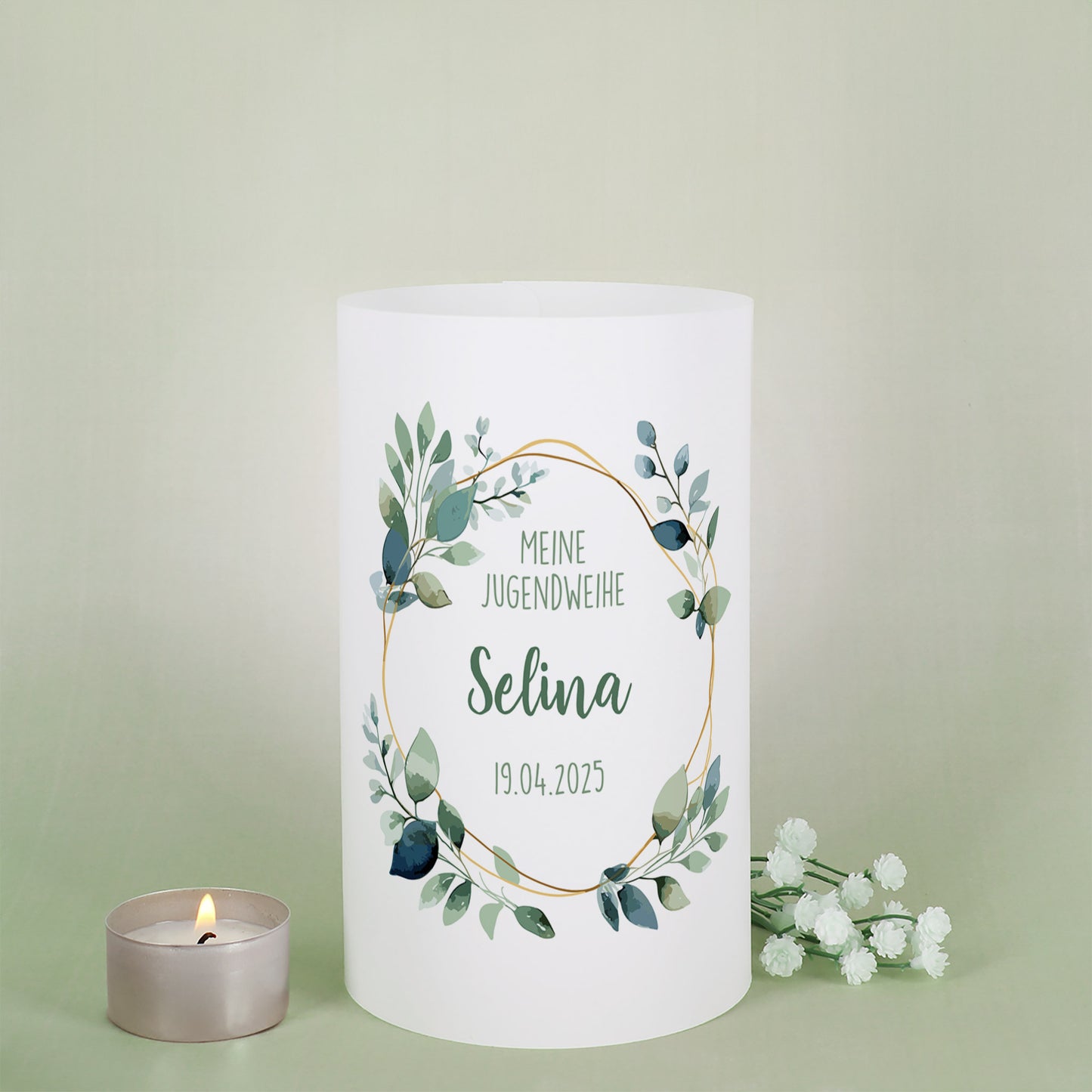 Jugendweihe-Lichthülle mit Eukalyptus-Design und Name „Selina“ vor hellgrünem Hintergrund mit Teelicht