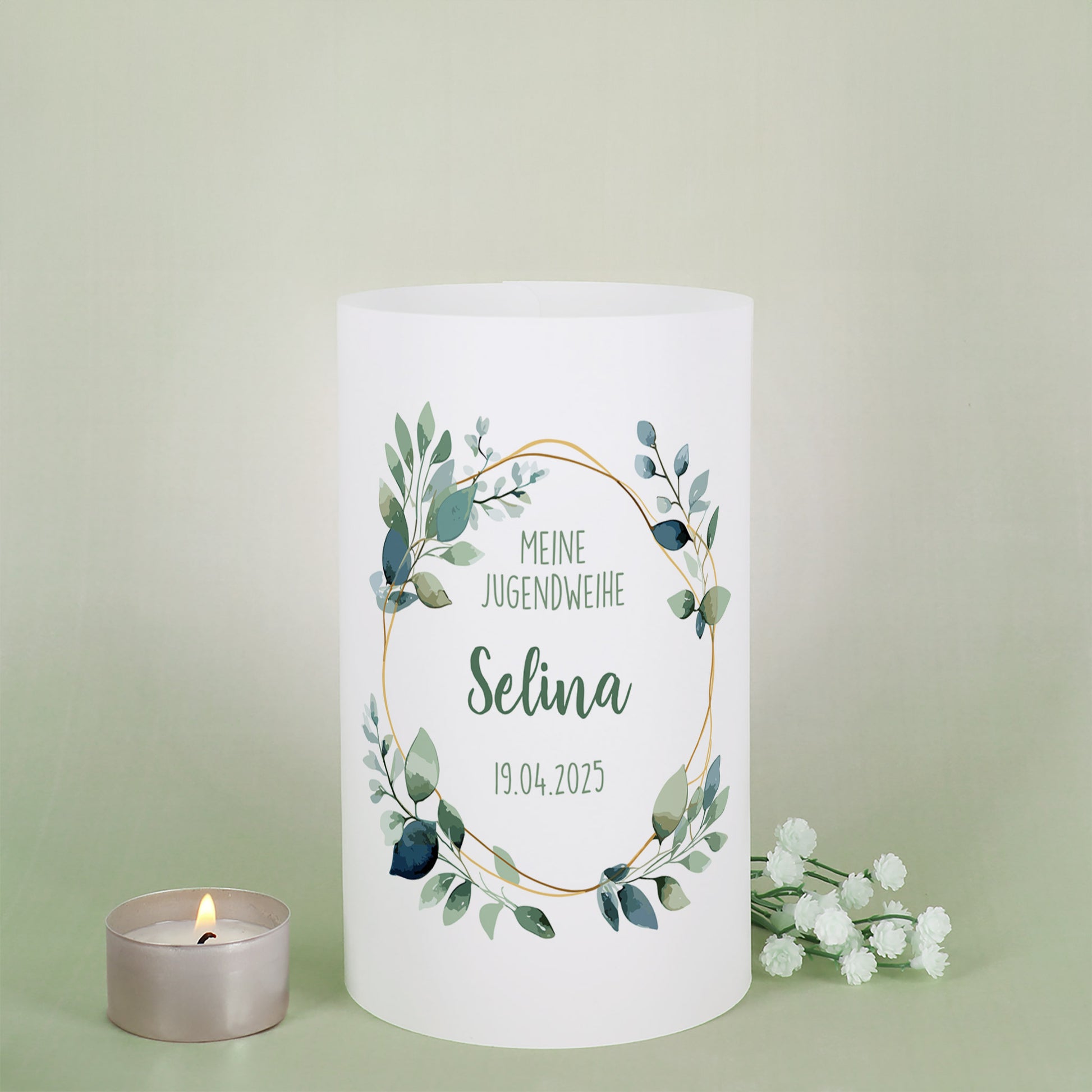 Jugendweihe-Lichthülle mit Eukalyptus-Design und Name „Selina“ vor hellgrünem Hintergrund mit Teelicht
