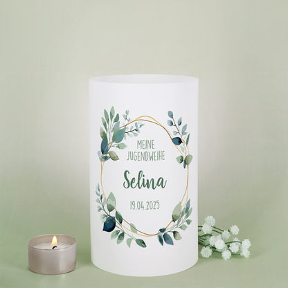 Jugendweihe-Lichthülle mit Eukalyptus-Design und Name „Selina“ vor hellgrünem Hintergrund mit Teelicht