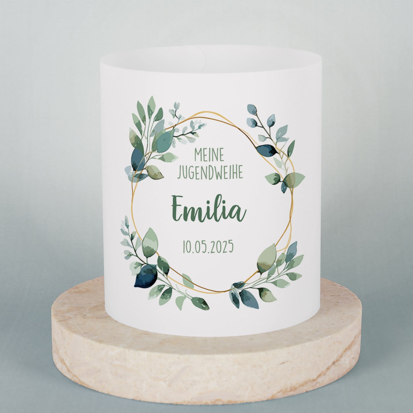 Kleine Lichthülle mit Name „Emilia“ zur Jugendweihe, auf hellem Steinpodest dekoriert