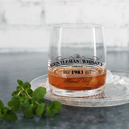 Schwarz oder Weiß bedrucktes Gentleman Whiskey Glas mit Name und Jahr