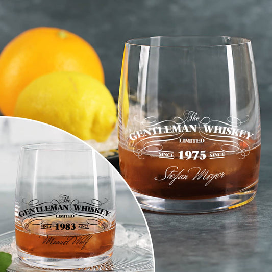 Schwarz oder Weiß bedrucktes Gentleman Whiskey Glas mit Name und Jahr