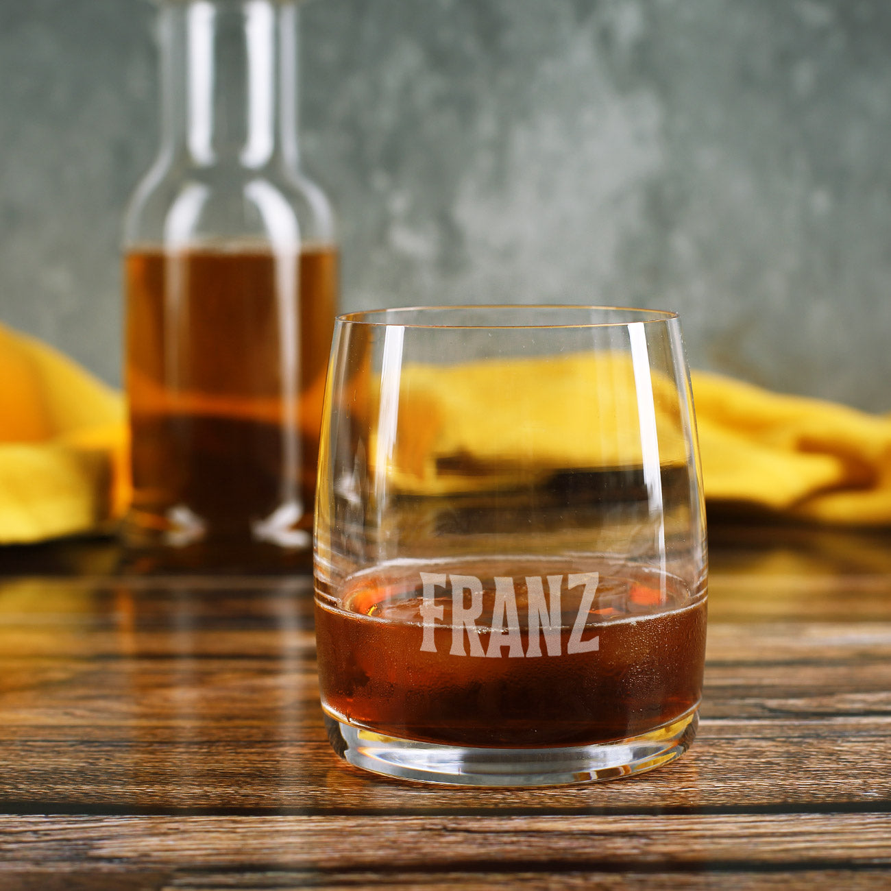 Schlichtes Whiskyglas mit hochwertiger Gravur