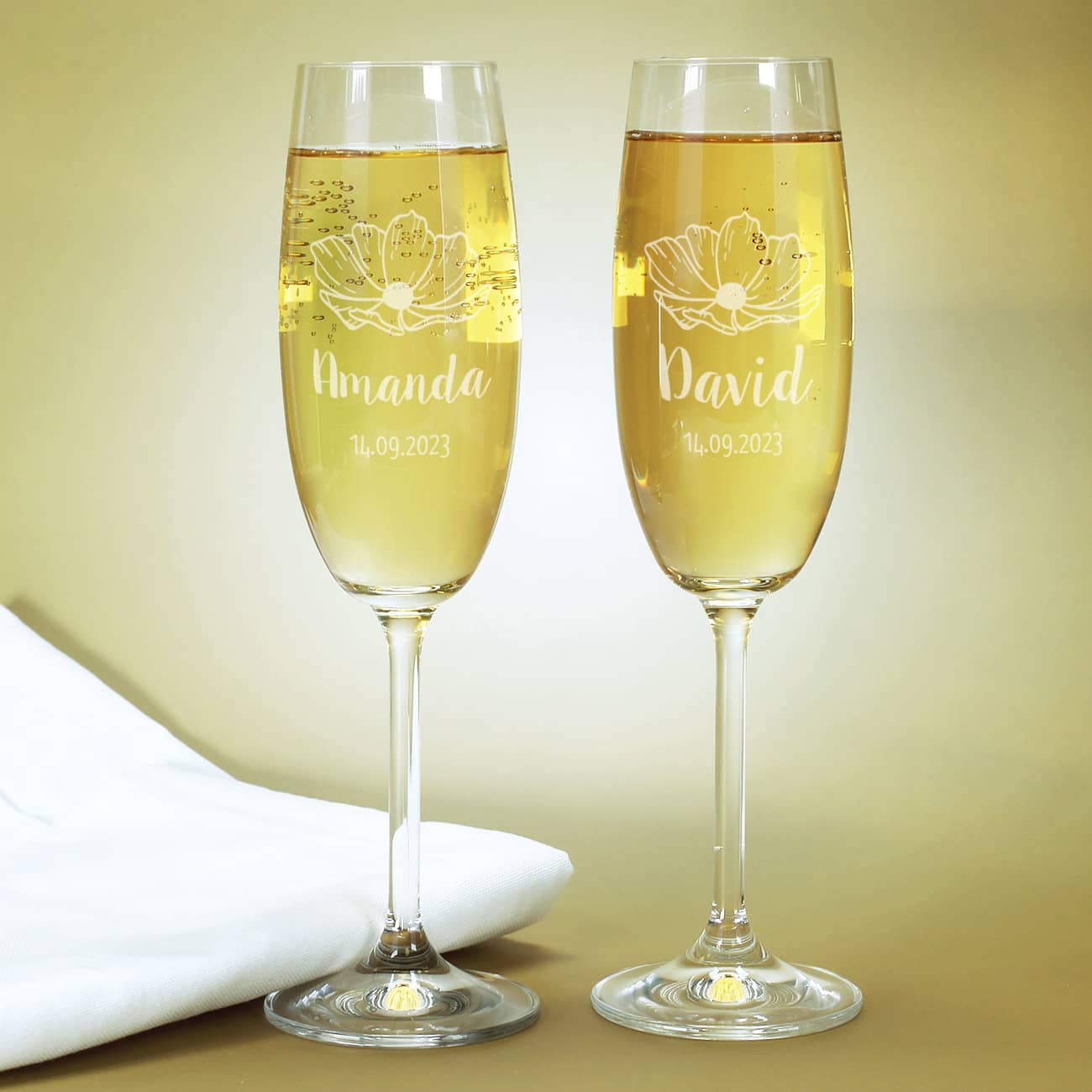 Sektgläser als persönliche Geschenkidee zur Hochzeit