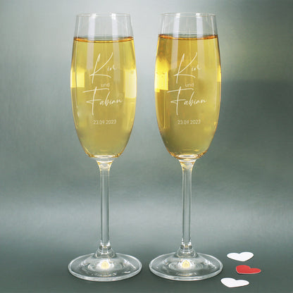 Zwei Sektgläser mit moderner Gravur als persönliches Geschenk zur Hochzeit