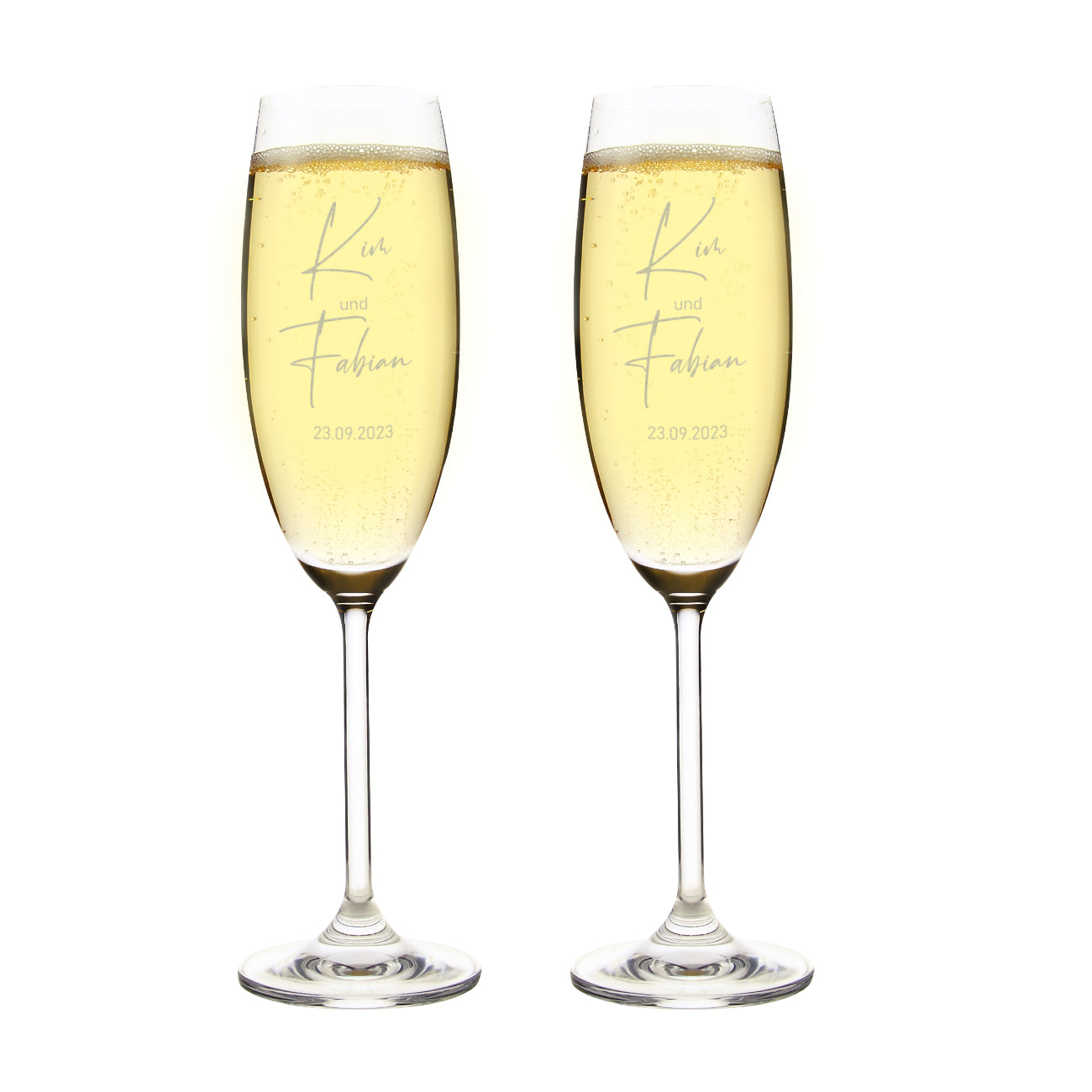 Zwei moderne Sektgläser als Präsent zur Hochzeit mit Namensgravur und Hochzeitsdatum