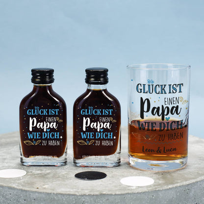 Zwei Kräuterliköre und Schnapsglas mit personalisiertem Druck