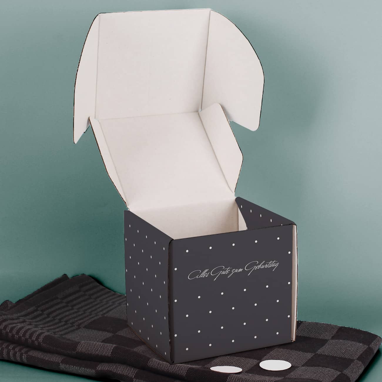Stilvolle Geschenkbox mit kurzen Wunschtext als persönliche Überraschung